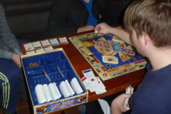 Monopoly spielen bei einem Spielenachmittag in der WG